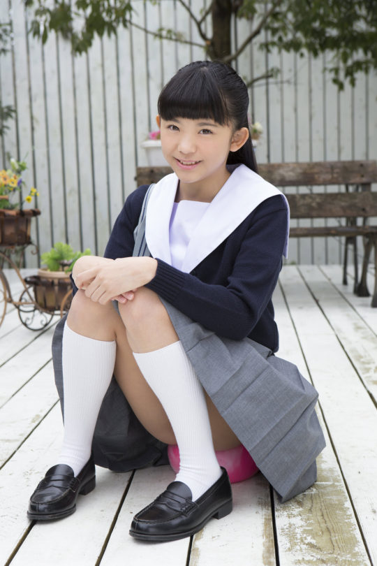 土山紗那の白ハイソックスなセーラー服画像 | 女子校生制服 