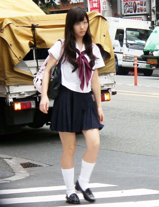白ハイソックスな街撮り制服女子校