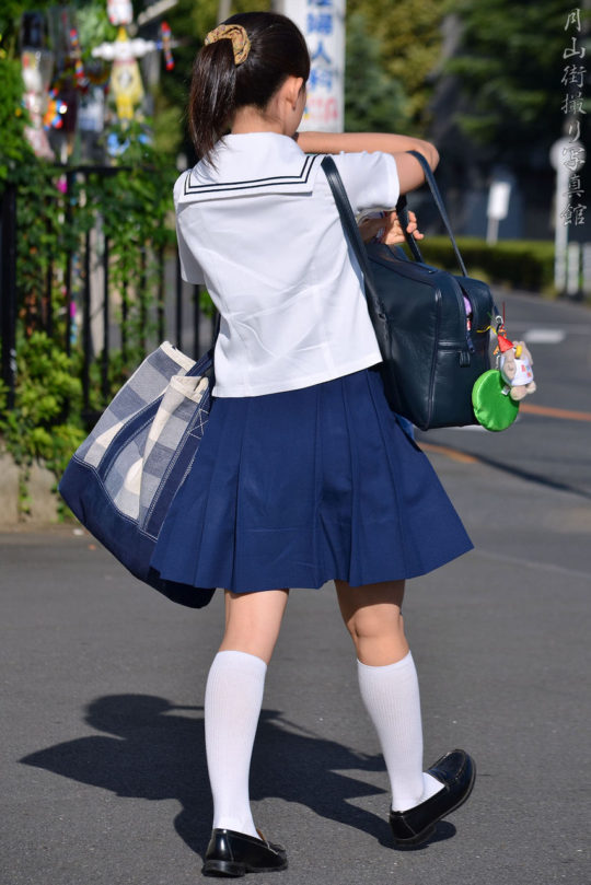 白ハイソックスな街撮り制服女子校生