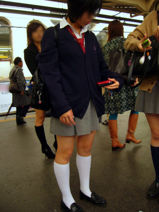 白ハイソックスな街撮り制服女子校生