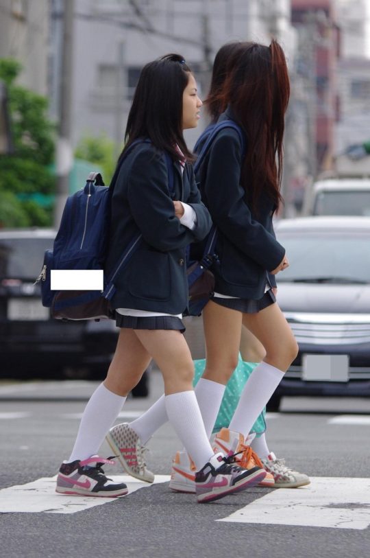 白ハイソックスな街撮り制服女子校生