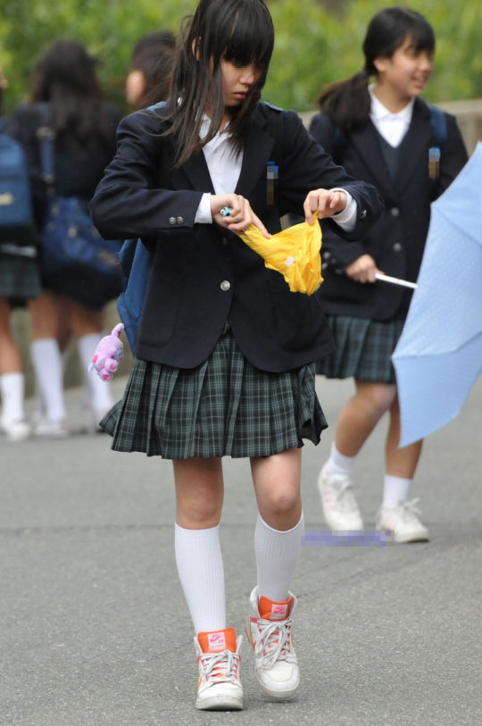 白ハイソックスな街撮り制服女子校生