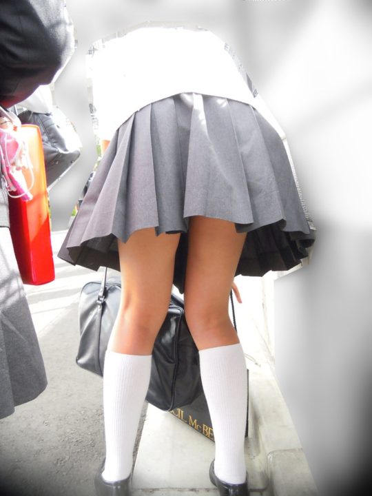 白ハイソックスな街撮り制服女子校生