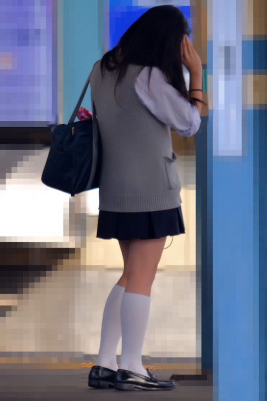 白ハイソックスな街撮り制服女子校生