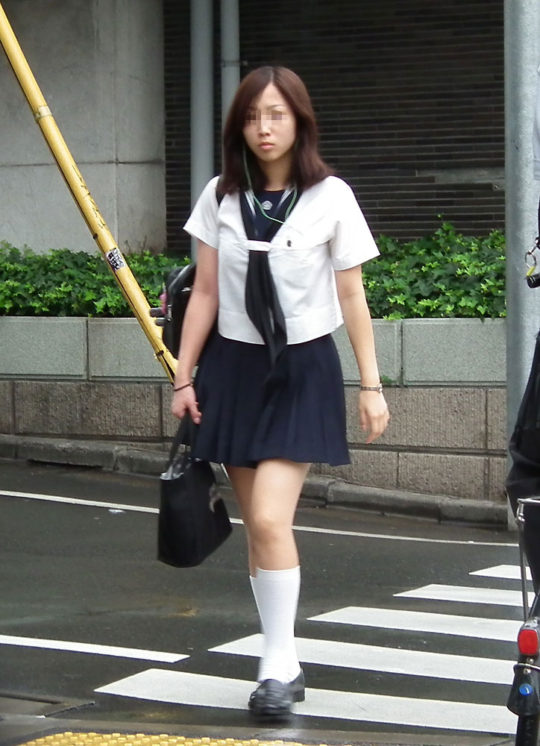 白ハイソックスな街撮り制服女子校生