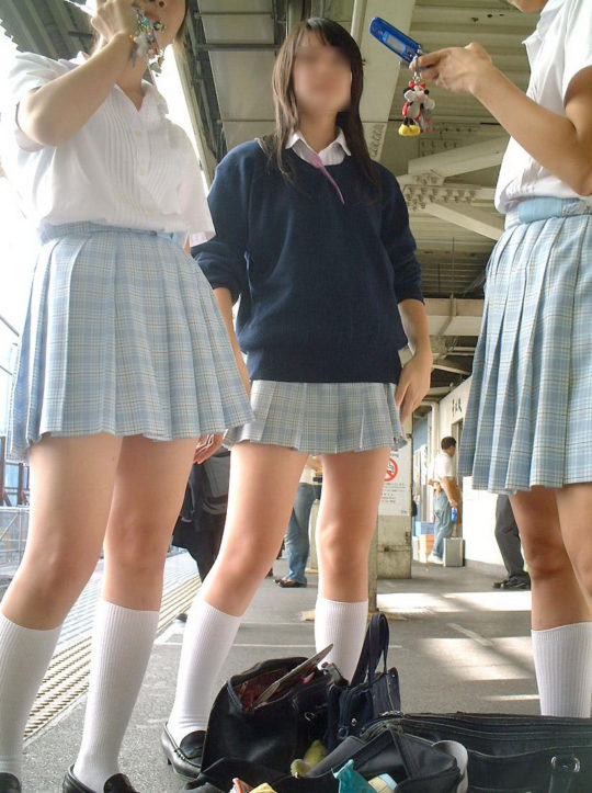 白ハイソックスな街撮り制服女子校生