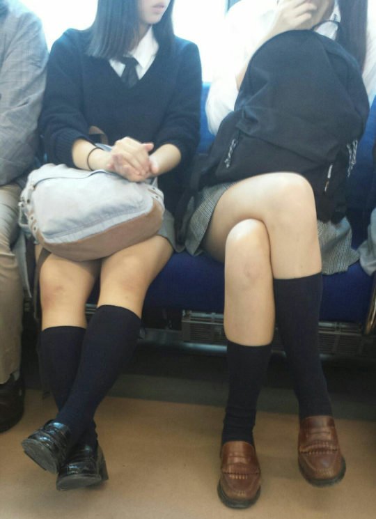 電車で通学している制服女子校生