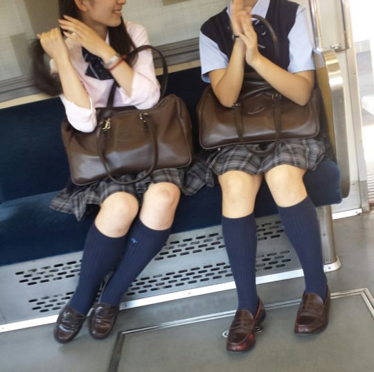 電車で通学している制服女子校生