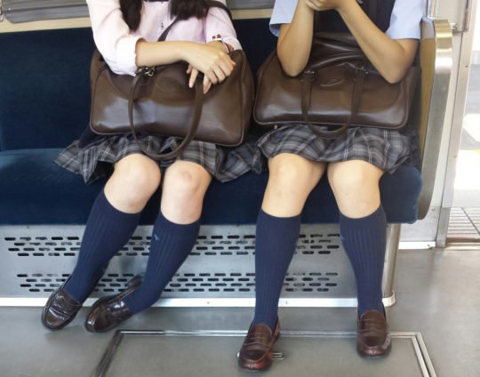 電車で通学している制服女子校生