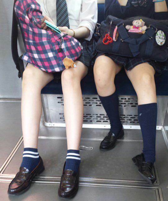 電車で通学している制服女子校生