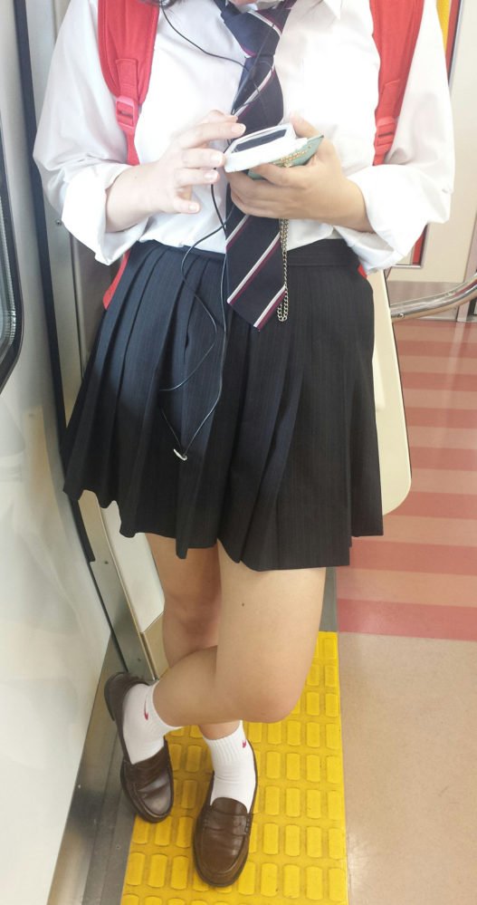 電車で通学している制服女子校生
