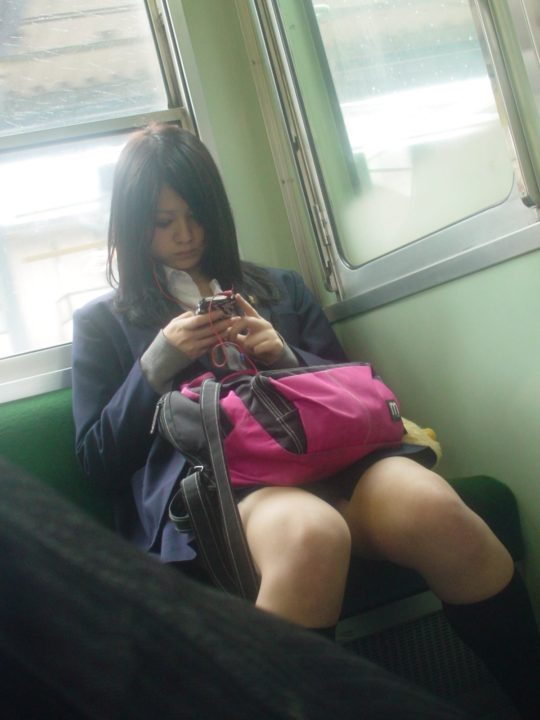 電車で通学している制服女子校生