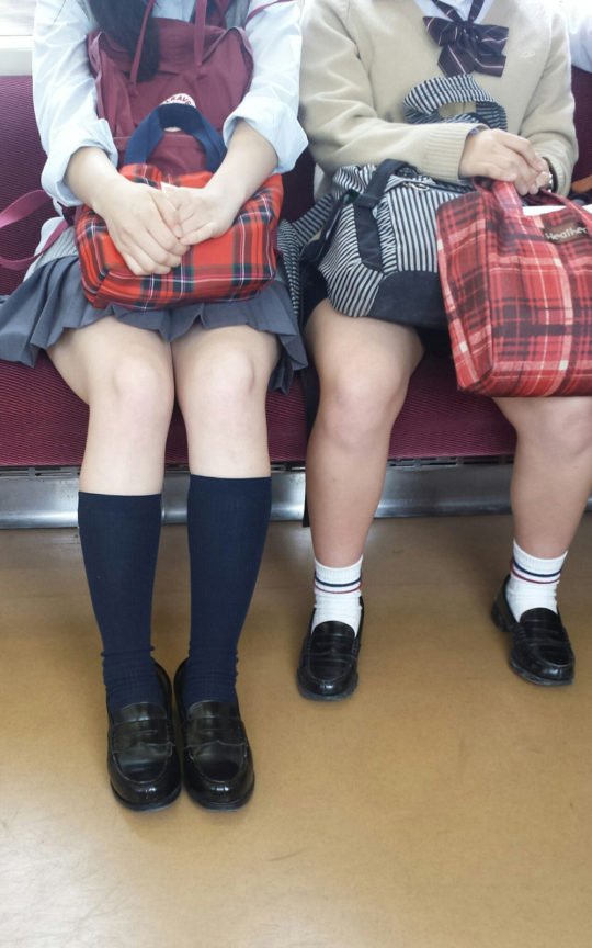 電車で通学している制服女子校生
