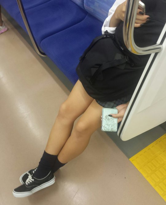電車で通学している制服女子校生