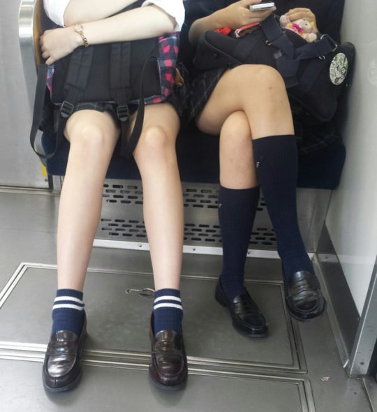 電車で通学している制服女子校生