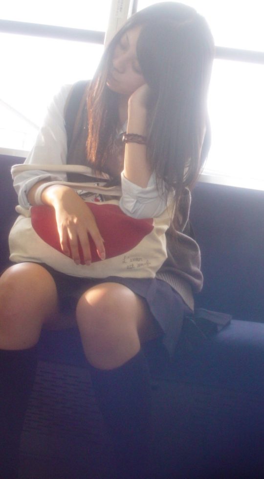 電車で通学している制服女子校生