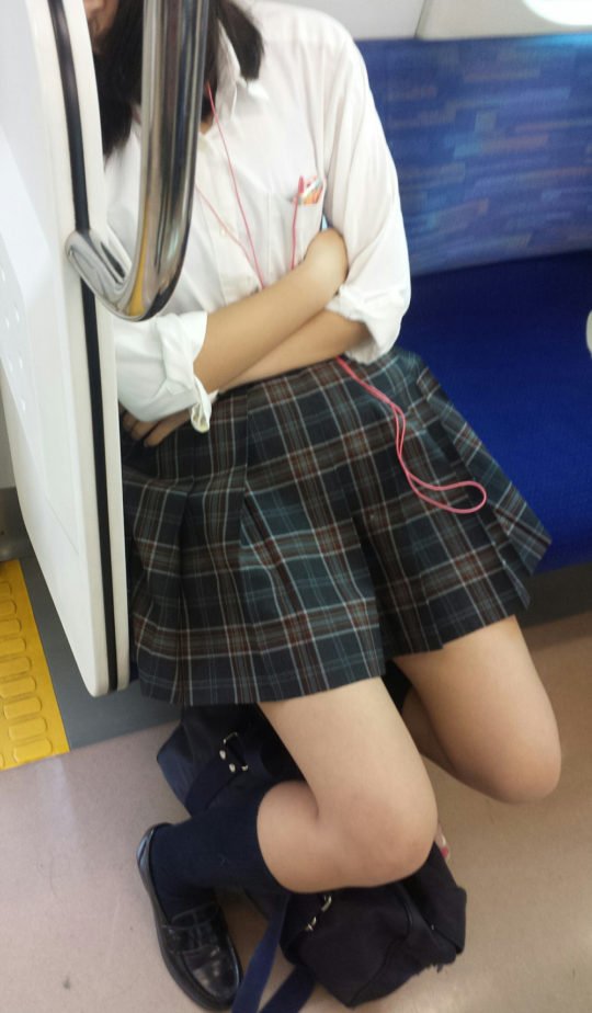 電車で通学している制服女子校生