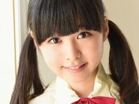 花桃こひなが女子校生の制服で前屈パンチラな動画