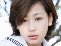 佐山彩香がセーラー服を脱いでいくＪＫ画像