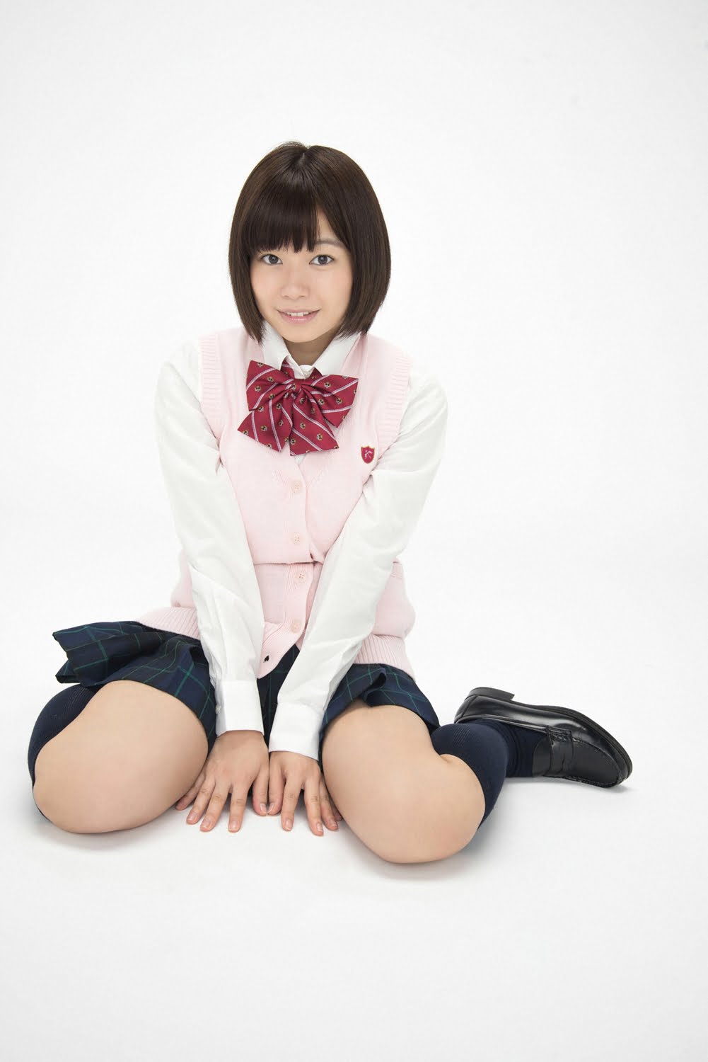 和地つかさのムッチリ太ももな女子校生制服画像