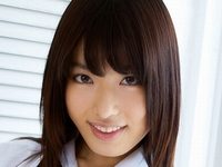 由愛可奈が女子校生の制服を脱いでいくエロ画像