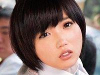 柚木彩花が女子校生の制服姿で痴漢されまくり