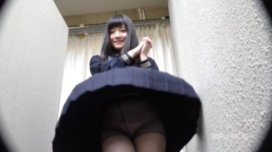 黒パンスト女子校生のパンチラ
