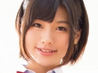 緒奈もえのスベスベ美脚な絶対領域女子校生