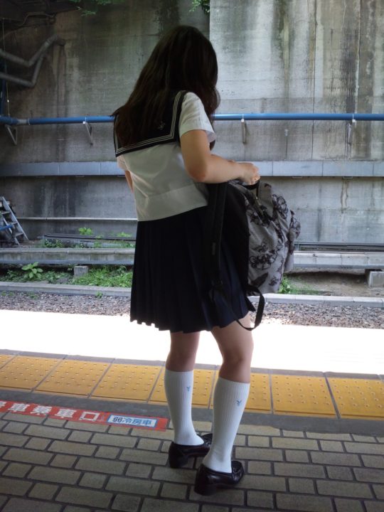 白ハイソックスな街撮り女子校生