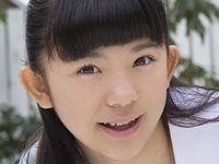 久川美佳の白ハイソックスとニーハイな制服画像