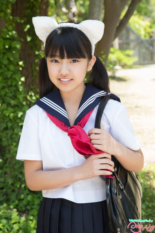 香月杏珠のハイソックスとニーハイのセーラー服画像