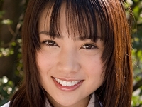 伊東遥の紺色ハイソックスな女子校生制服画像
