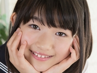 ジュニアアイドル沢村りさの制服コスプレ画像