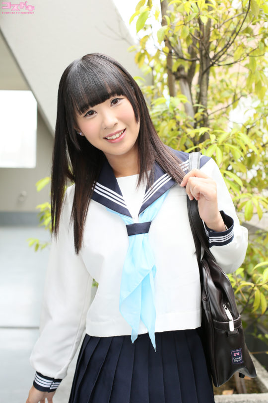 冴島エレナのスレンダー美脚なJK制服コスプレ画像