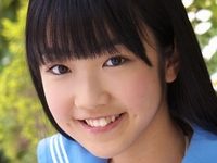 椎名ももの白ハイソックスなセーラー服画像