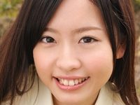 矢野目美有のスレンダー美脚な女子校生制服画像