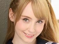 ブロンドの天使ジェマのＪＫ制服コスプレ画像