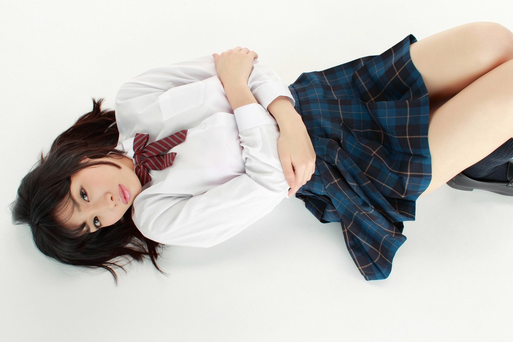 今野杏南の白ムチ太ももに黒ハイソなｊｋ制服画像