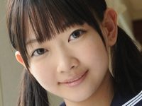 夢乃かけらがセーラー服を脱いで全裸になります