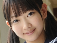 夢乃かけらがセーラー服を脱いで全裸になります