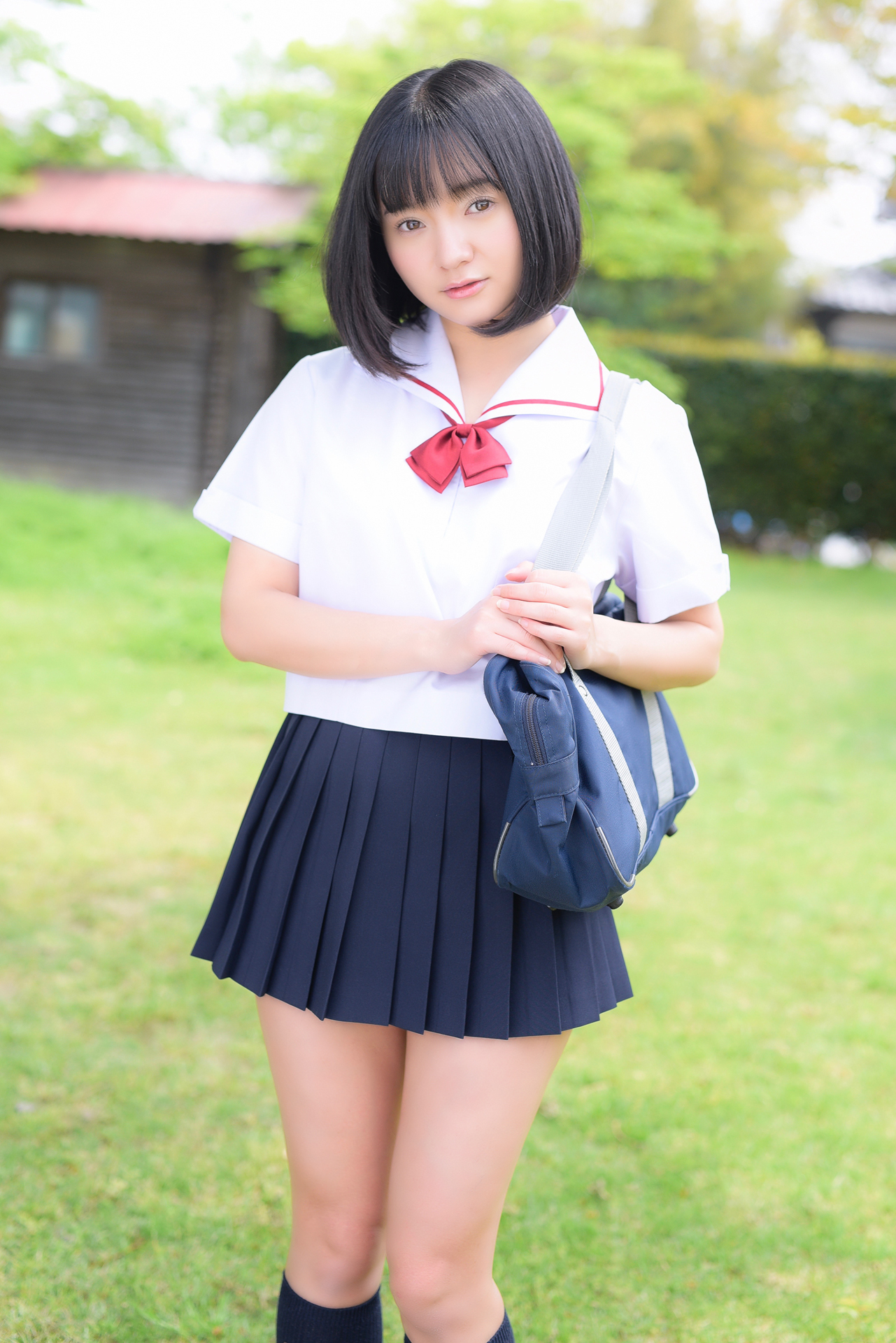 西永彩奈の紺色ハイソックスなJK制服画像