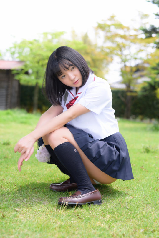 西永彩奈の紺色ハイソックスなJK制服画像