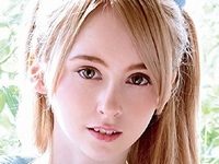 ジェマがＪＫ制服を脱いでお尻を突き出しています