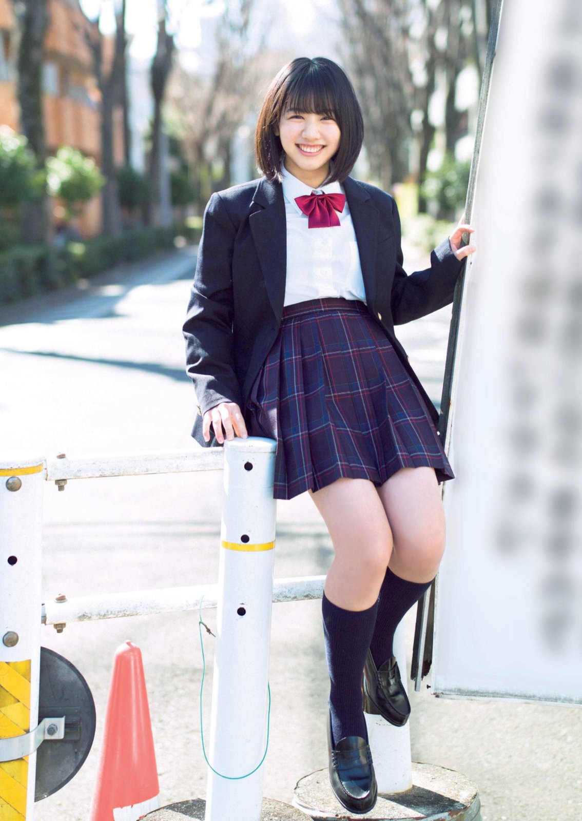 渡邉美穂のブレザーに紺色ハイソな女子校生制服画像