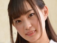 美谷朱里のスレンダー美脚な女子校生制服画像