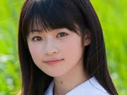 前田憂佳 紺色プリスカと白ソックスな制服画像