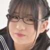 谷かえ 黒メガネに白ソックスなセーラー服画像