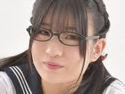 谷かえ 黒メガネに白ソックスなセーラー服画像