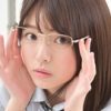 葉月つばさ 銀縁メガネに白ハイソックスな制服画像