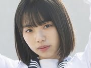 菊地姫奈 教室でセーラー服を脱いでいくエロ画像